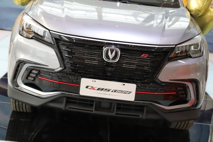 换装全新家族前脸 实拍2021款长安CS85 COUPE