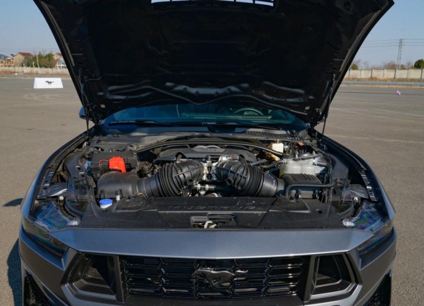 福特Mustang黑马，5.0L V8不带电，需要4.6秒破百