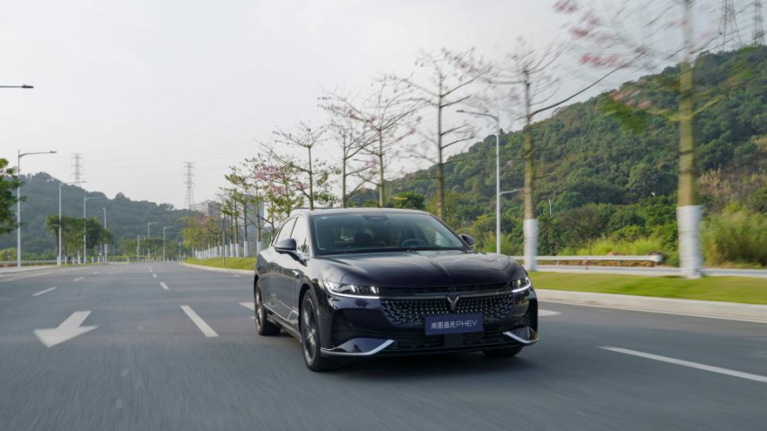 “魔毯”悬架，多模混动，C级车加大电池什么样？——岚图追光PHEV