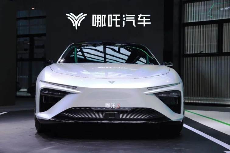 智能轿跑首选哪吒S，哪吒S比帕萨特更适合城市用车