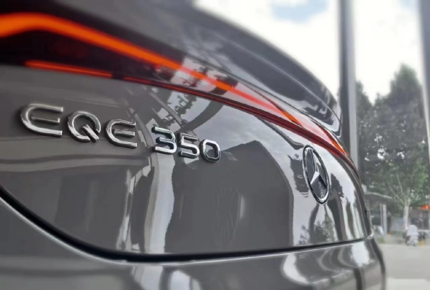 续航752km，奔驰EQE抢先看，神似“小号EQS”50万买它真划算？