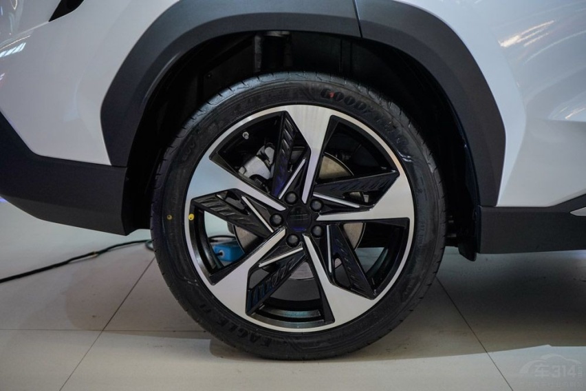 吉利银河L7对比一汽丰田RAV4荣放双擎E+ 差距这么大？
