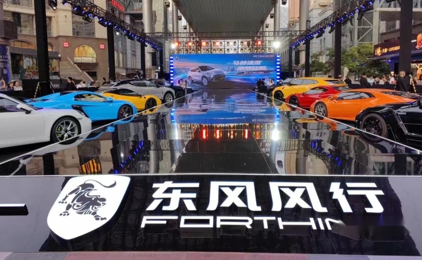 主打年轻与个性，科技配置丰富，风行T5 EVO狂飙版对比竞品如何？