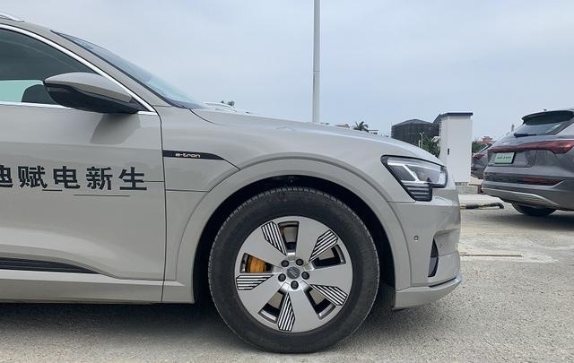 664N·m扭矩、5.7秒破百，单轮胎100％动力输出，e-tron真的很强