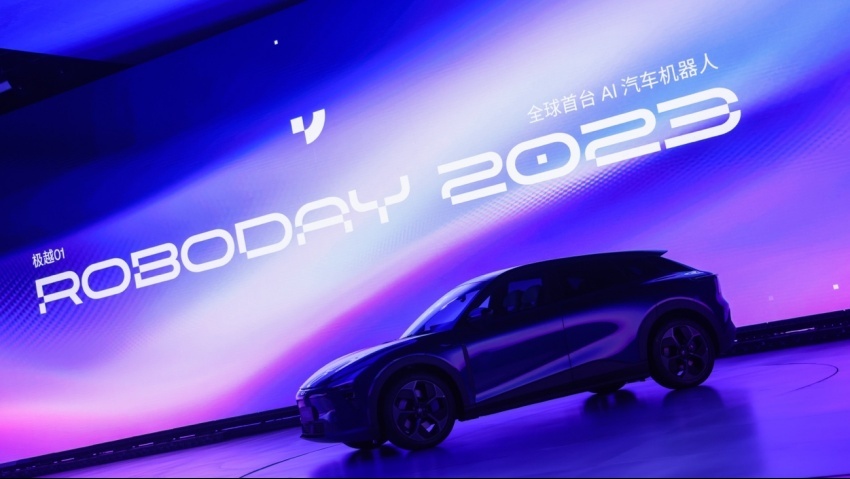 全球首台AI汽车机器人！极越01上市24.99万起