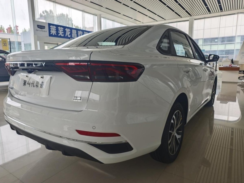 实拍2025款吉利帝豪！换全新亮银logo，配智能座舱，限时5.59万