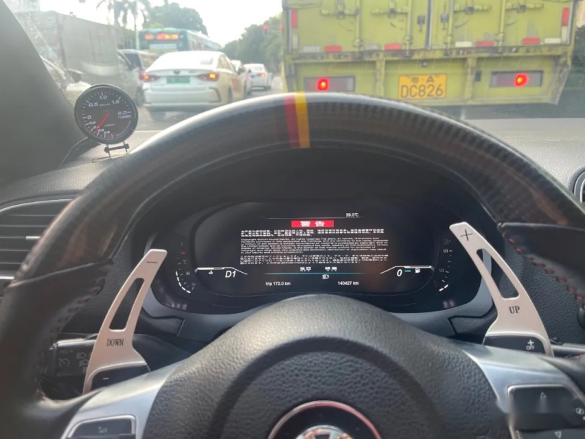 姿态与性能并存的6代高尔夫GTI，01年车主表示玩车很穷但很开心