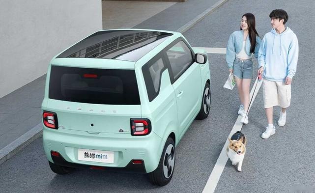 3.99万元起的吉利熊猫mini，能靠快充+64寸天幕反超五菱MINI