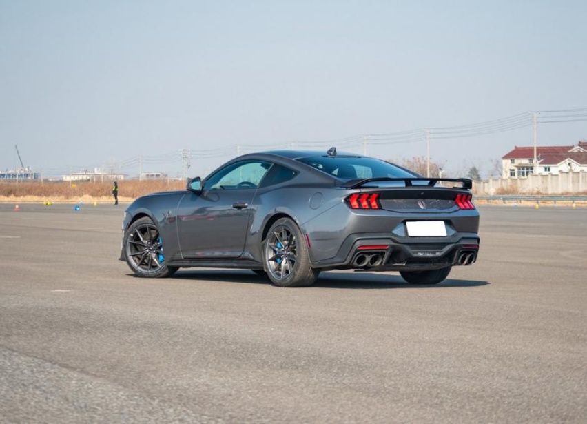 福特Mustang黑马，5.0L V8不带电，需要4.6秒破百