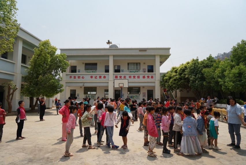 大爱通行送爱心 爱心车队助学子 MAXUS爱心车队向往之旅