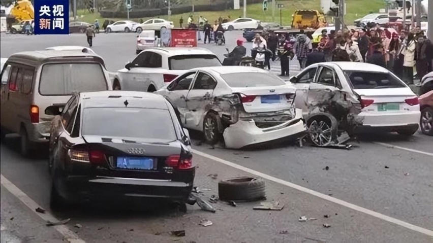 成都一特斯拉连撞11车，为什么电动车的事故这么惨？