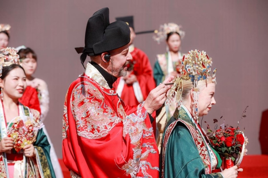 不愧是吉利！亚运排面车队炸街，极氪婚礼首秀简直泰裤辣！