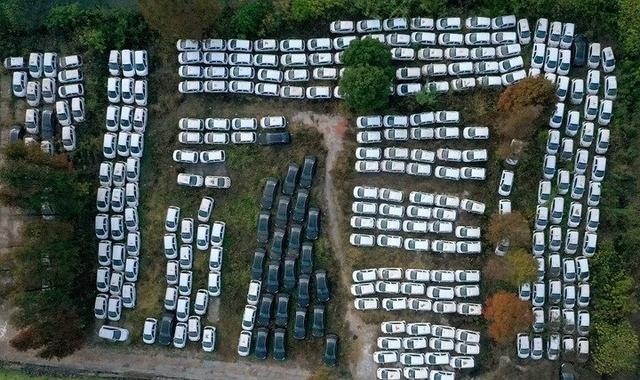 又现坟场！几千台共享电动车被