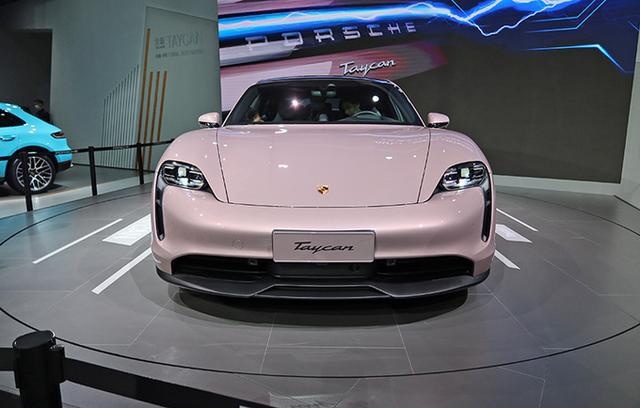 成都车展最适合女生的跑车:冰莓粉全新保时捷Taycan后驱版