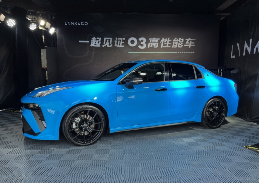 国产高性能车，搭载双增压2.0T+四驱，轻量化设计，有大尺寸尾翼