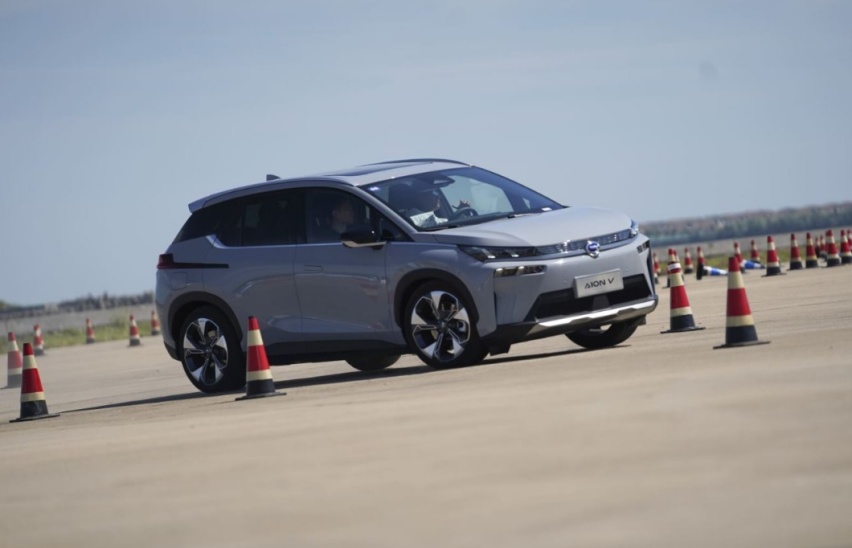 Model 3再遇劲敌，埃安V提高汽车科技基准线！