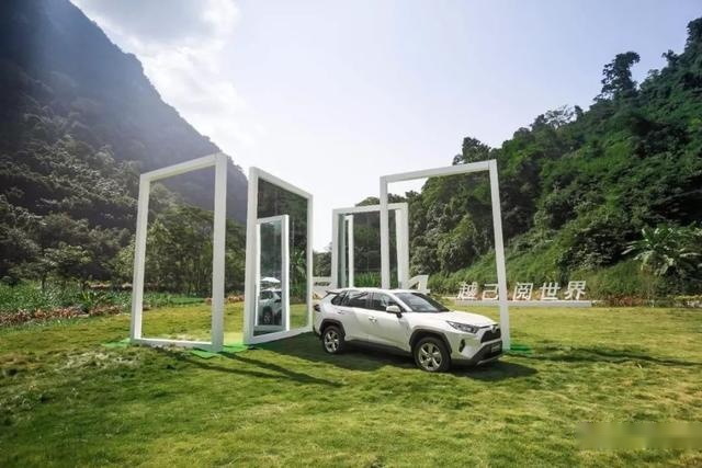 全新RAV4荣放越级上市，硬汉外观配置硬核三种四驱，17.48万起售