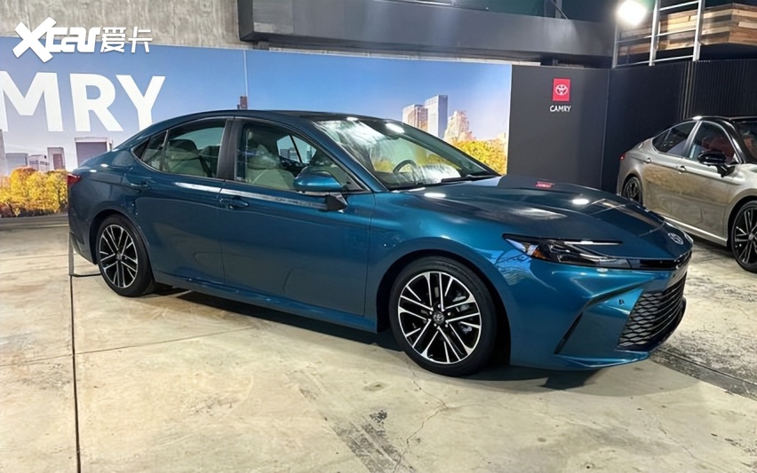 丰田新一代凯美瑞车展亮相!换装皇冠前脸真炫酷,配2.5混动四驱