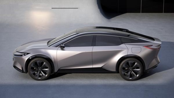 丰田与比亚迪合作的运动跨界纯电动汽车，2025年上市！