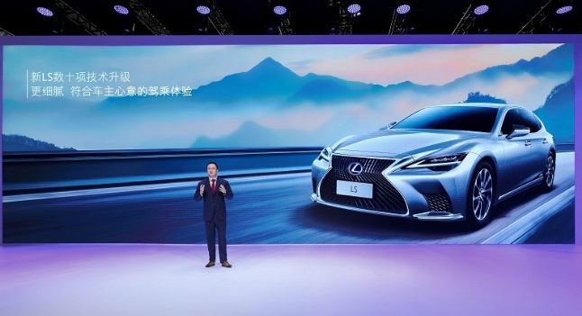 全新雷克萨斯LS现身2020广州车展，看到售价，网友：太膨胀