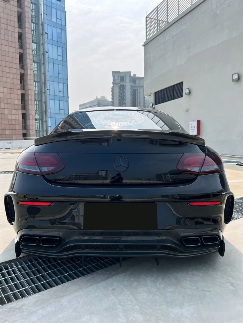 气动姿态风的奔驰AMG C63 Coupe，趴在地上的它显得更加优雅