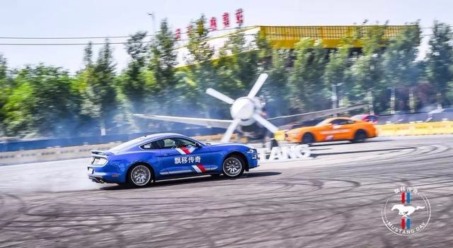 和开着Mustang的飘移大神Jr一起“杀死”轮胎