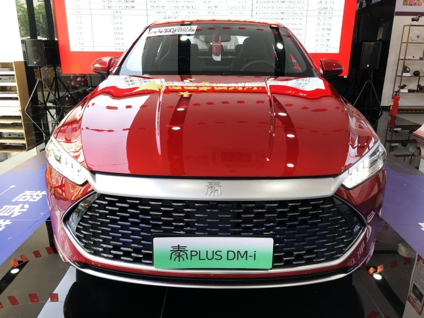 比亚迪秦PLUS DM-i探店：下订等1个月，把合资逼向绝路？