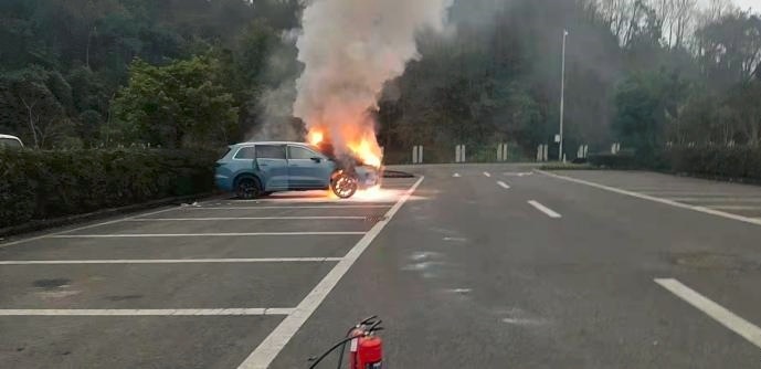 理想ONE又双叒烧了 这次是高架道路 原因不明