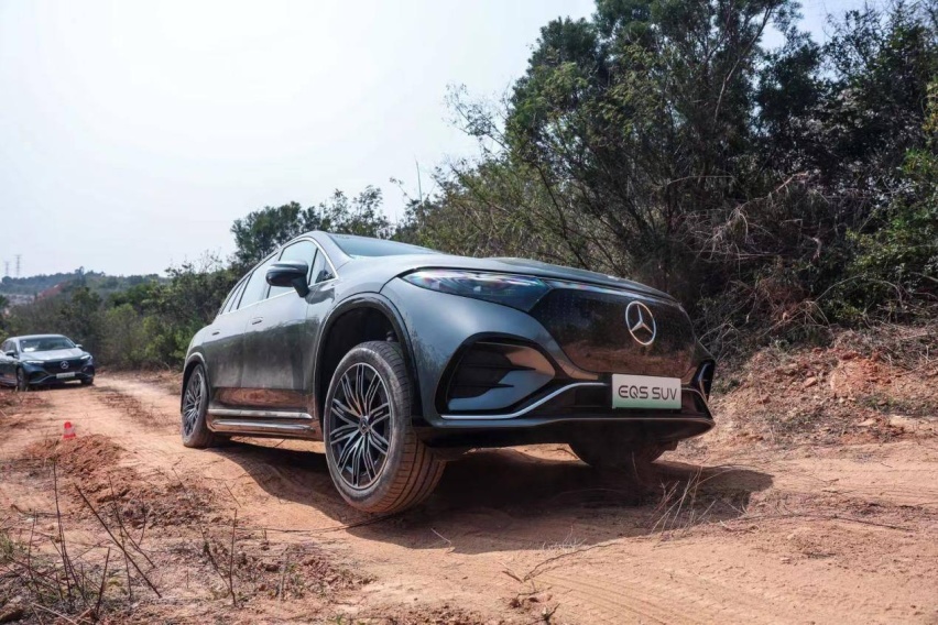 越野赛道小试EQS SUV：什么叫豪华越野体验