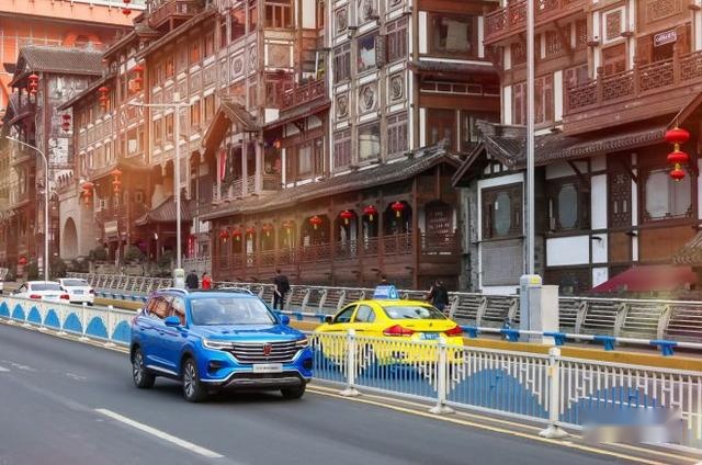 为什么说荣威RX5 MAX开起来“很科幻”?重庆试驾得到答案