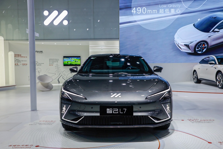 携手用户奔赴Wow to Drive新世界，驾控旗舰智己L7首秀南京车