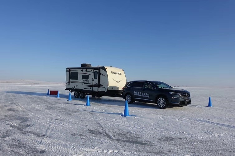 敢动派美女小编-30°C驾驶昂科旗冰面漂移