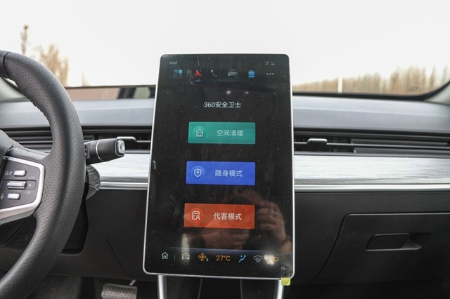 实测哪吒V，有点东西但不多的“经济适用车”