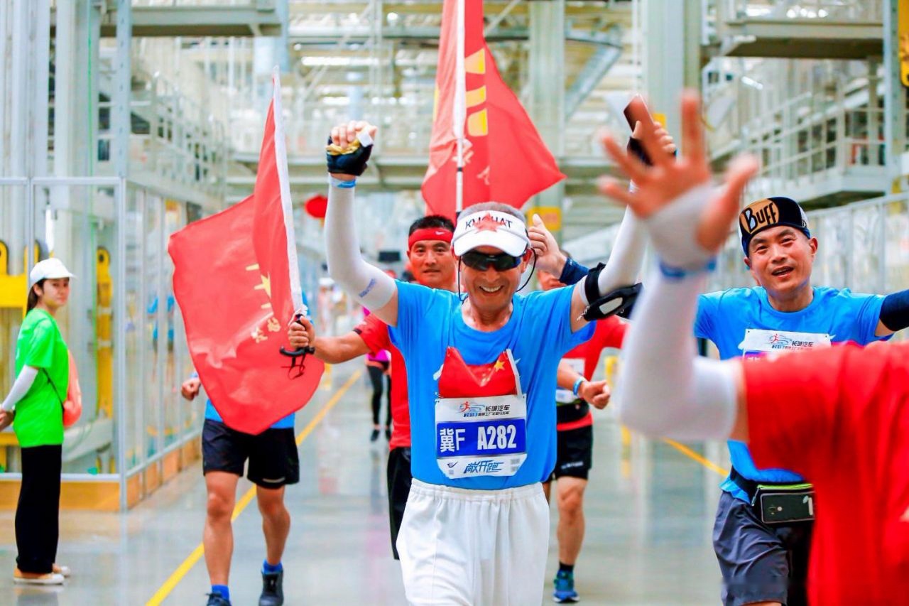 魏建军带高管团开跑马拉松，奥运冠军领跑，据说赛道就值300亿