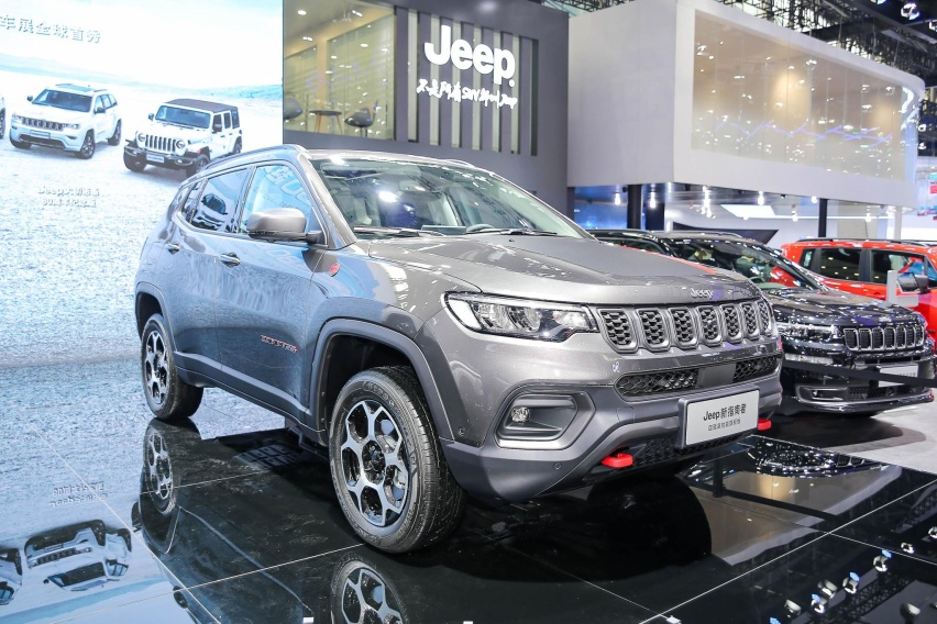 新增电动尾门 Jeep指南者四驱高性能旗舰定制版上市 21.68万元