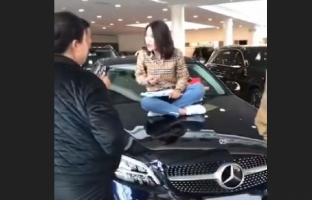 又见奔驰女车主坐引擎盖哭诉，旁观者神补刀：还不如买奇瑞！