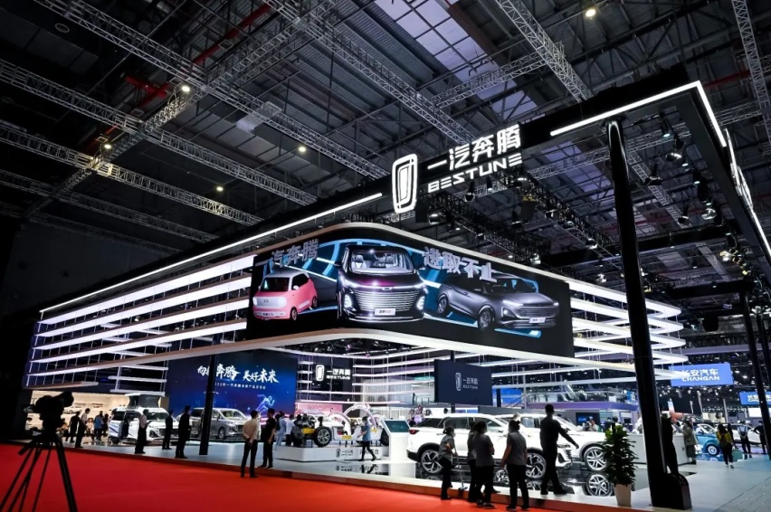 【e汽车】三车齐发 奔腾上海车展再进阶
