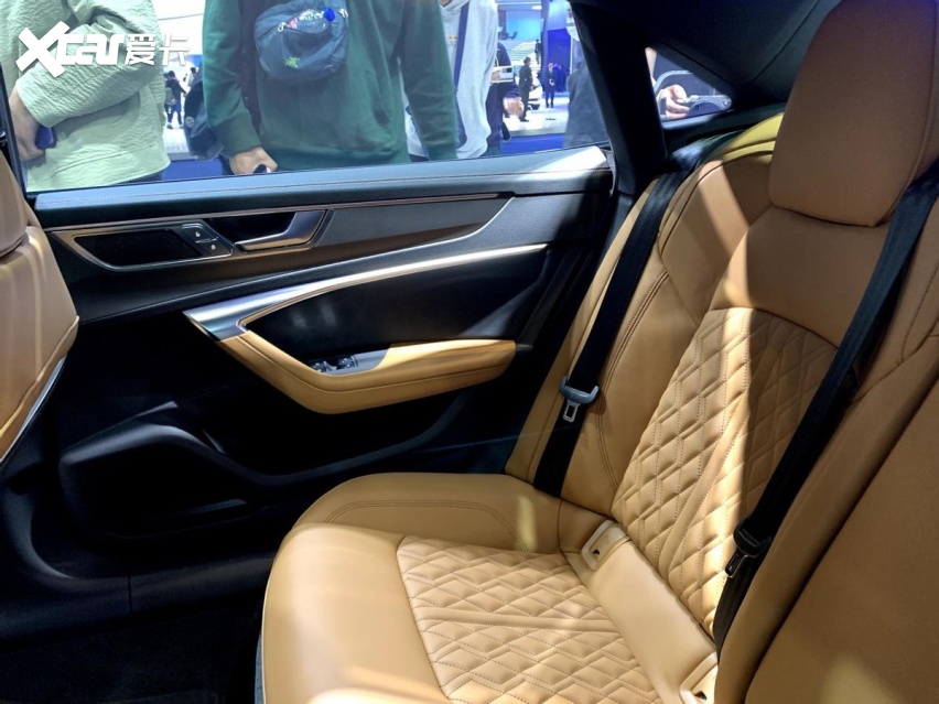 则能够看到上汽奥迪a7l采用的仍是奥迪高端车型标志性的三连屏内饰