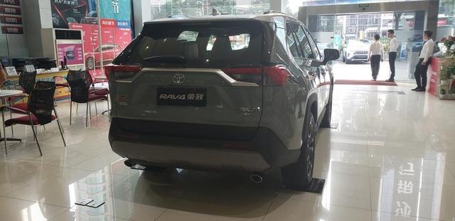 探访一汽丰田4S店，还在纠结荣放还是威兰达？销售告诉你怎么选