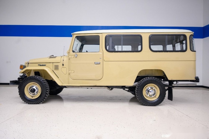 1980-toyota-land-cruiser-hj45-packs-modern-features-costs-more-than-a-lexus_4.jpg