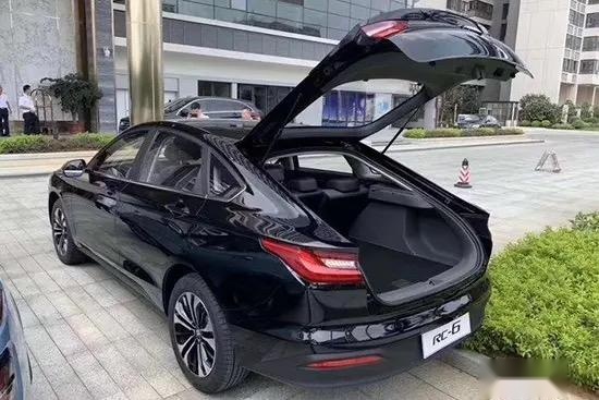 宝骏RC-6实车实拍照，采用家族设计风格，实车比渲染图还帅气