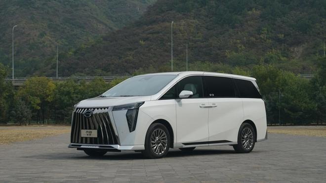 关注安全性，传祺M8宗师成功挑战货车“前后夹击”连环碰撞