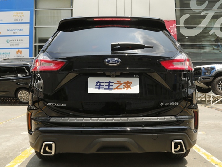 速度和激情并存的SUV 还能拉上六个妹子去山里兜风！