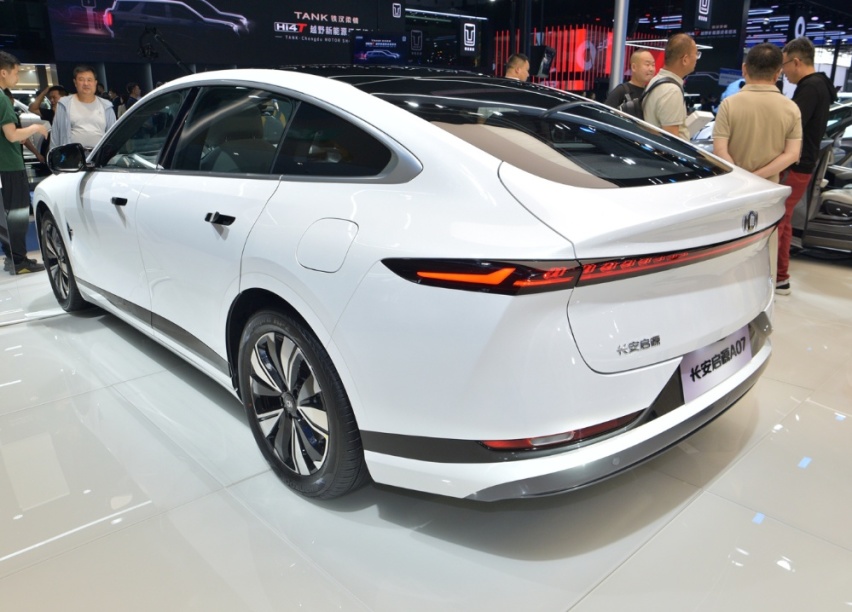 长安推出的新车，长近5米造型科幻，可加油可充电，成都车展亮相