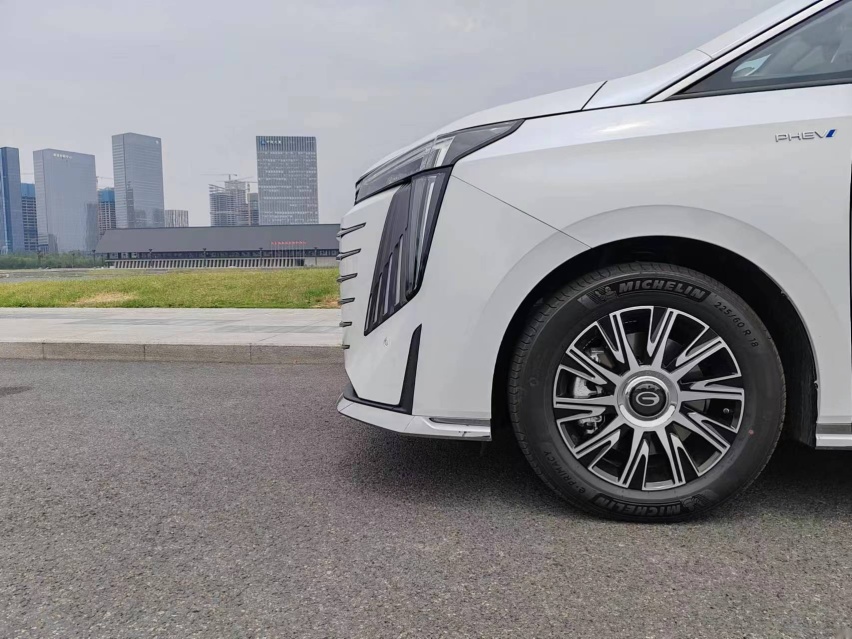 综合续航超1000km，配2.0T插混动力，广汽传祺E9带来的就是享受