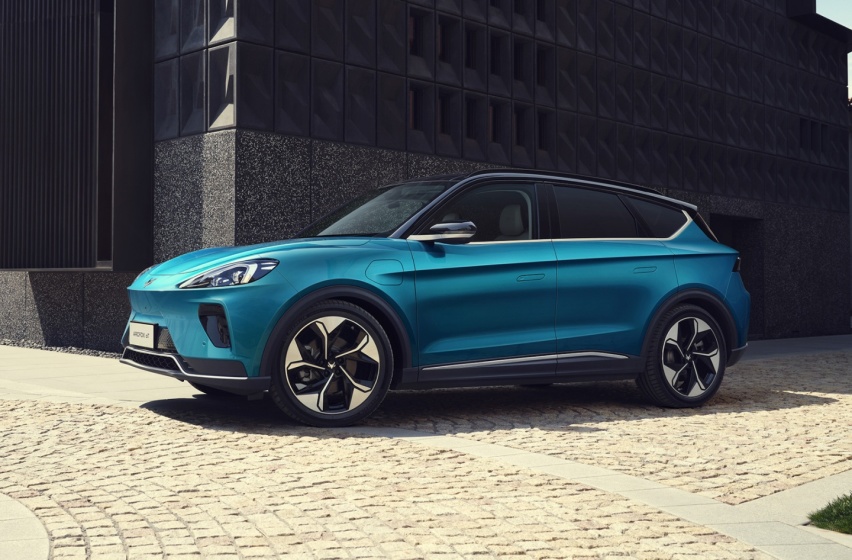 手握30万，选极狐阿尔法T还是特斯拉Model Y？