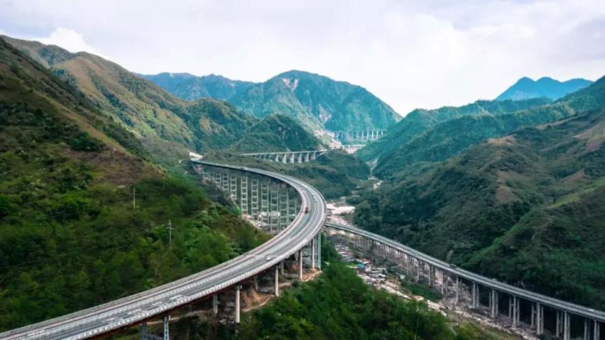 和吉利探秘最险雅西高速，被中国的基建震惊了！