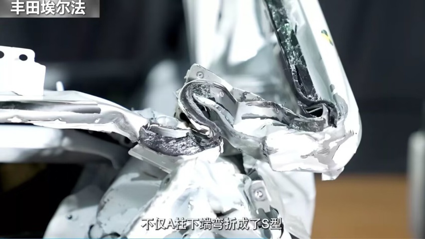 加价神车——丰田埃尔法一碰就碎，看完这场面你还敢买吗？