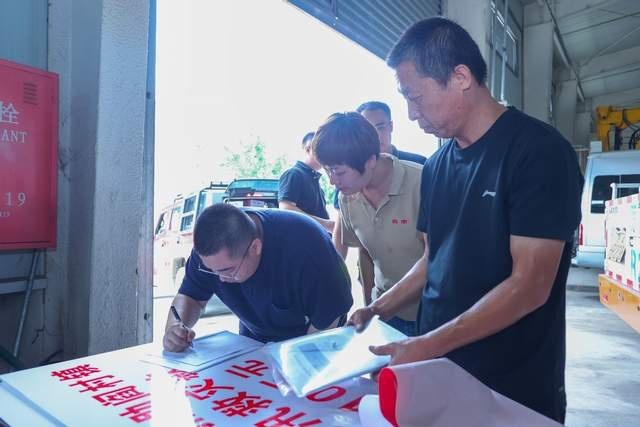 北京汽车携手车主及北京永超店开展防汛救灾，关键时刻总有北京