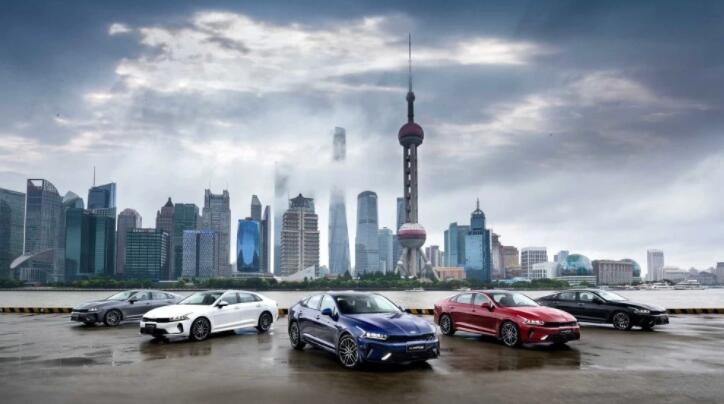 堪称汽车界最潦草改款 2021款起亚K5凯酷仅换车标?